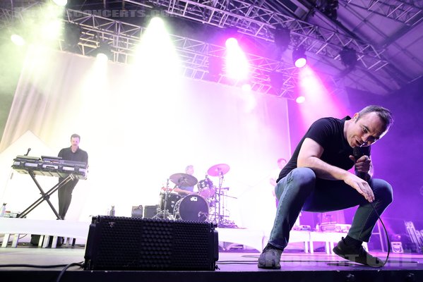 FUTURE ISLANDS - 2023-09-05 - PARIS - CentQuatre - Nef Curial - Samuel Thompson Herring - Gerrit Welmers - William Cashion - Michael Lowry